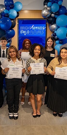 Motorola Solutions Foundation and Calculated Genius award college scholarships to 40 Chicago students 